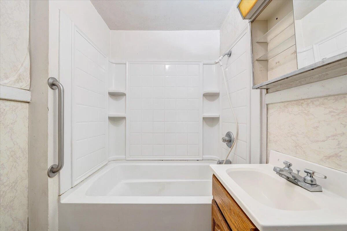 228 E Beech ST - Photo 17