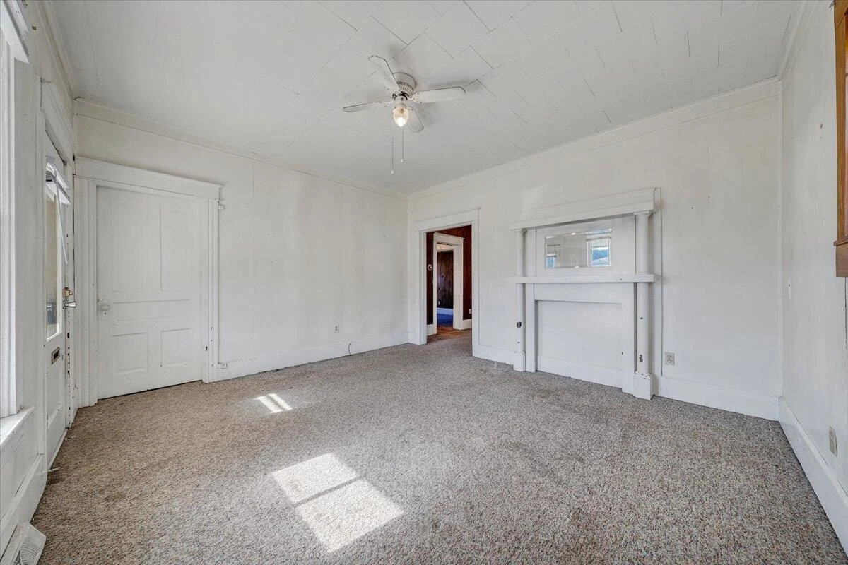 228 E Beech ST - Photo 3