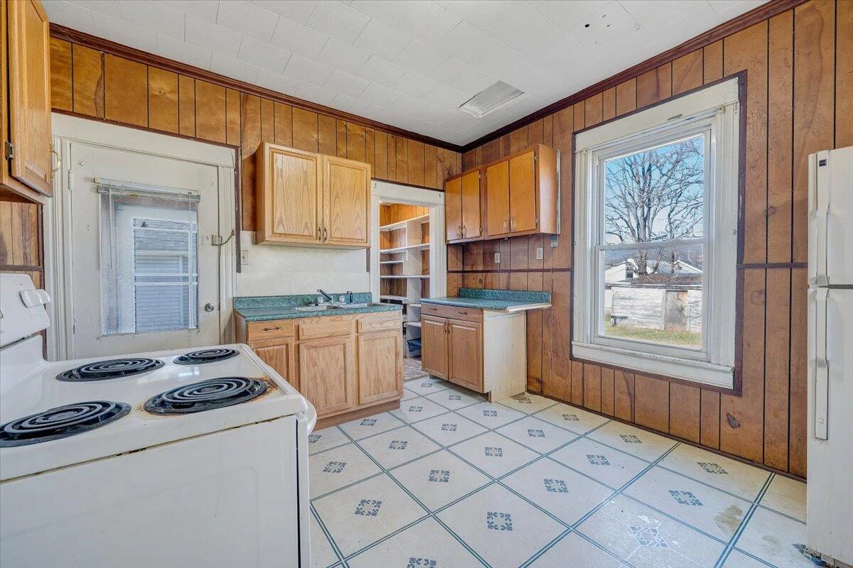 228 E Beech ST - Photo 8