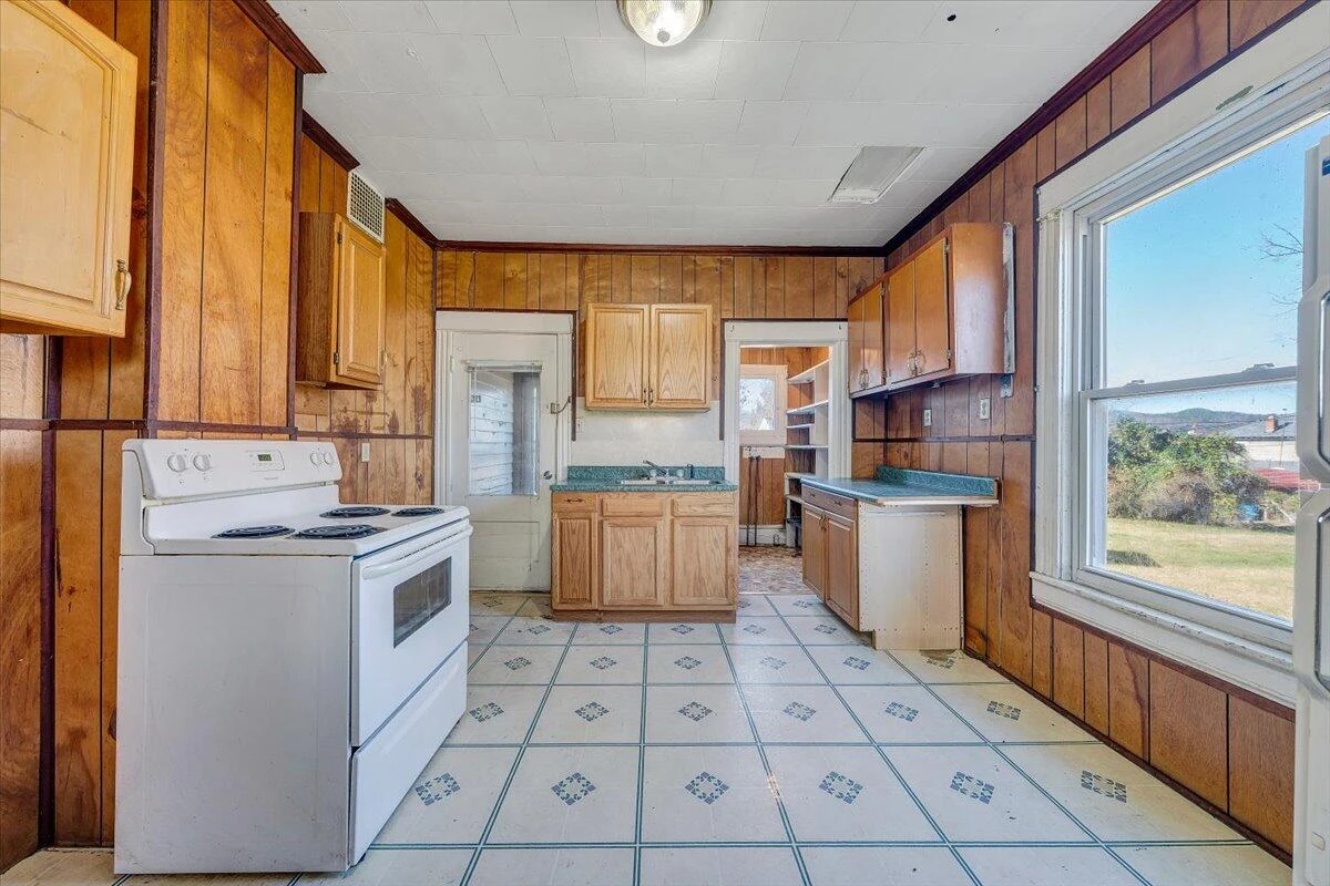 228 E Beech ST - Photo 9