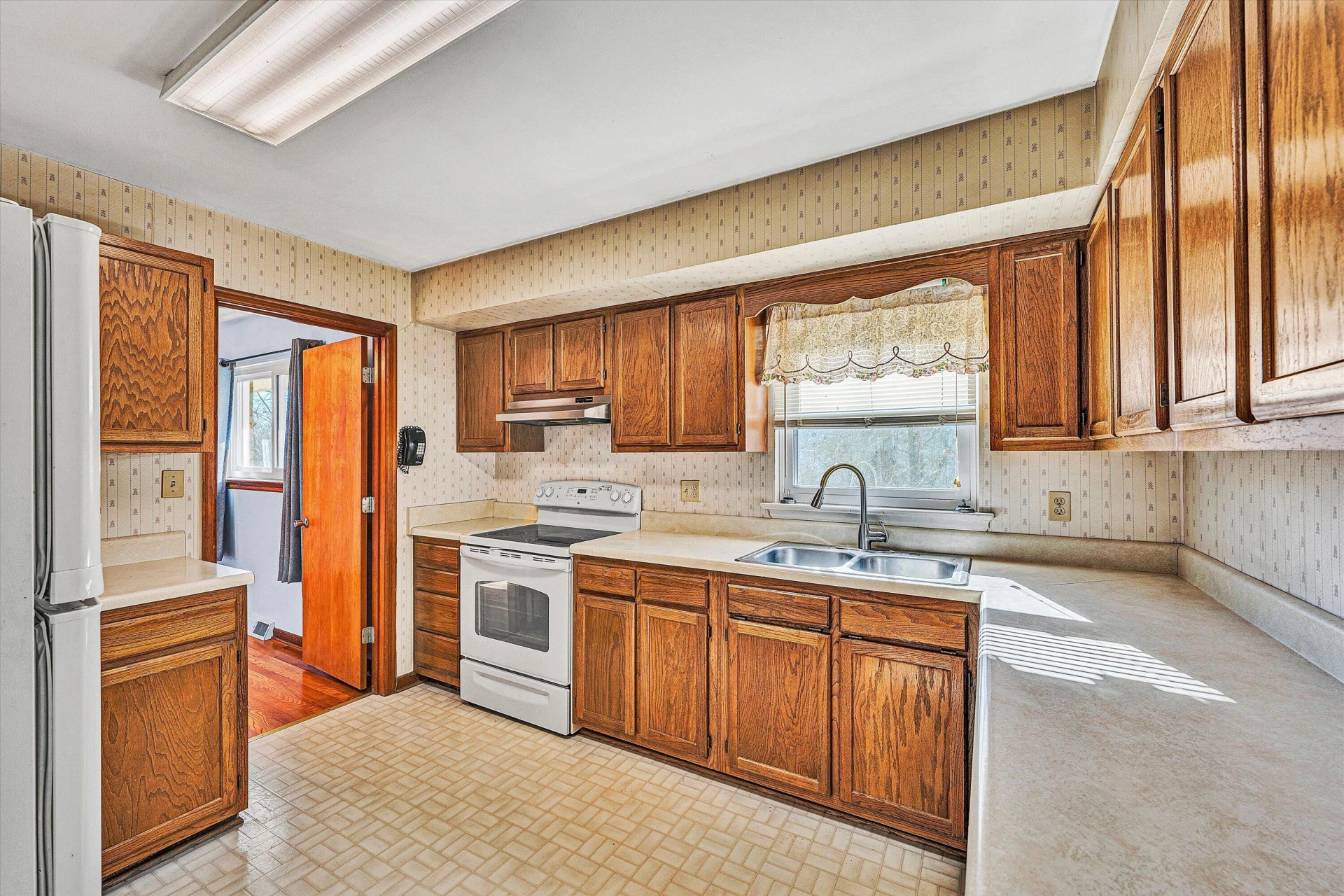 983 Shelbourne AVE - Photo 8