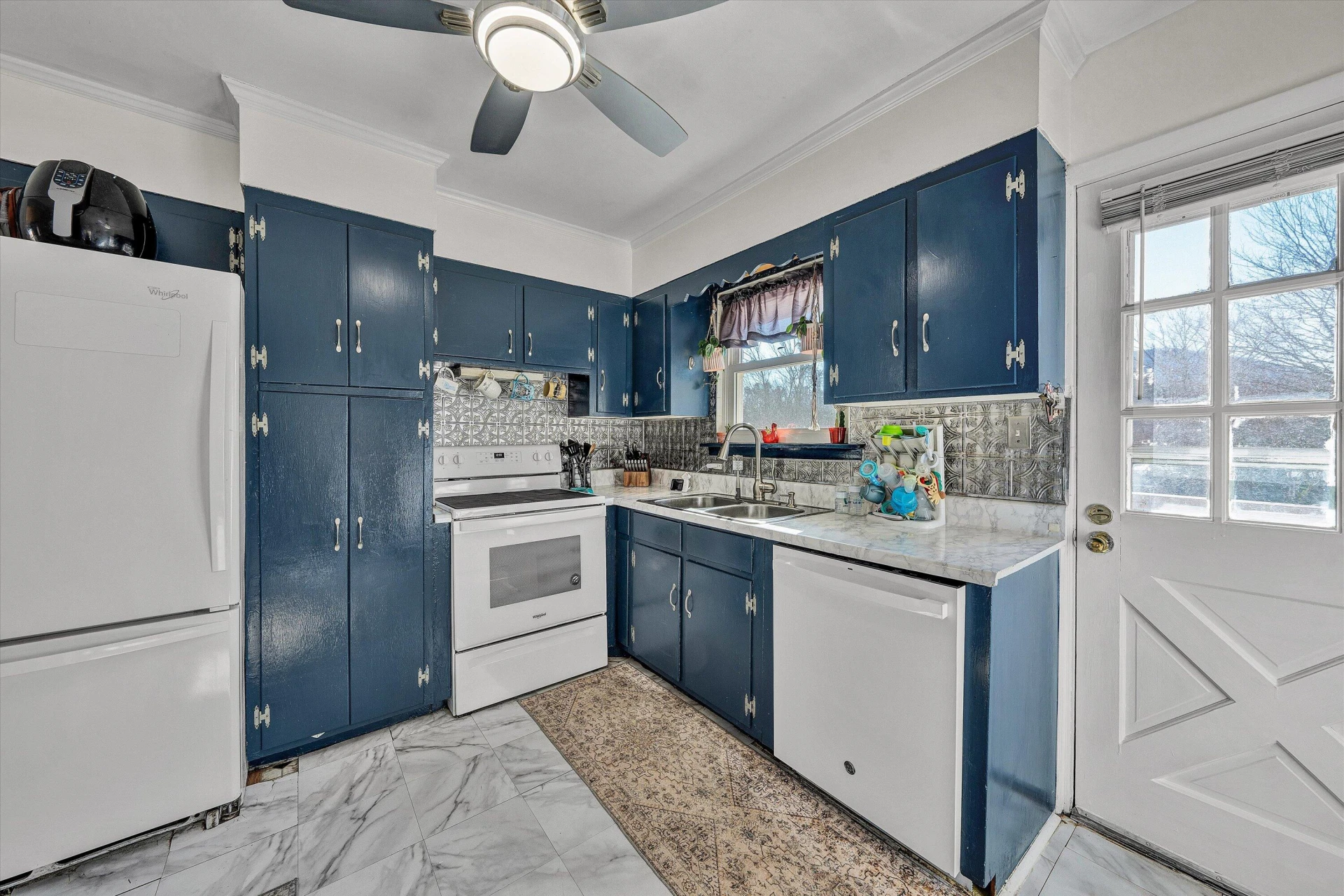 1019 Markham CIR SE - Photo 10