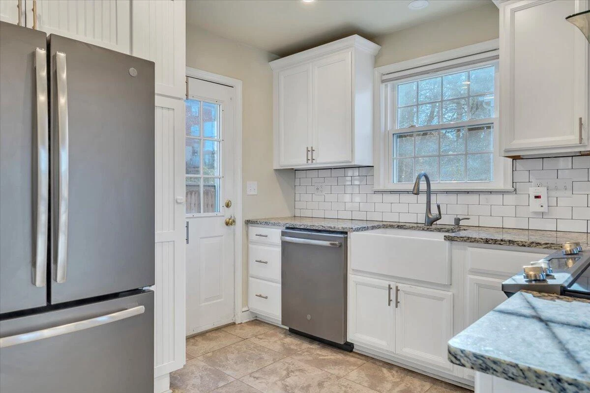 2554 ALBERTA AVE SW - Photo 8
