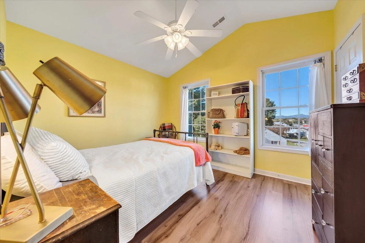 411 E Jackson AVE - Photo 17