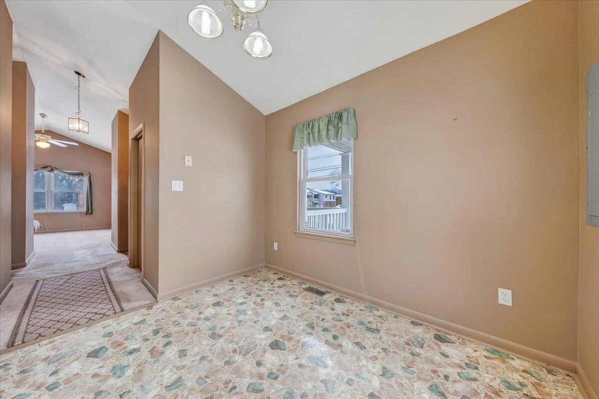 607 Loudon AVE NW - Photo 18
