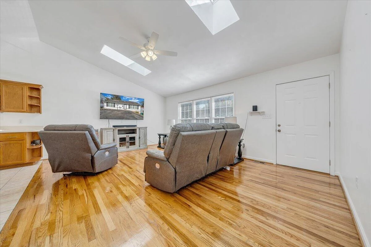 1146 Morehead AVE SE - Photo 2
