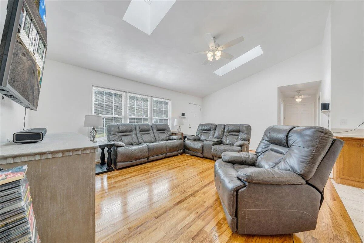 1146 Morehead AVE SE - Photo 3