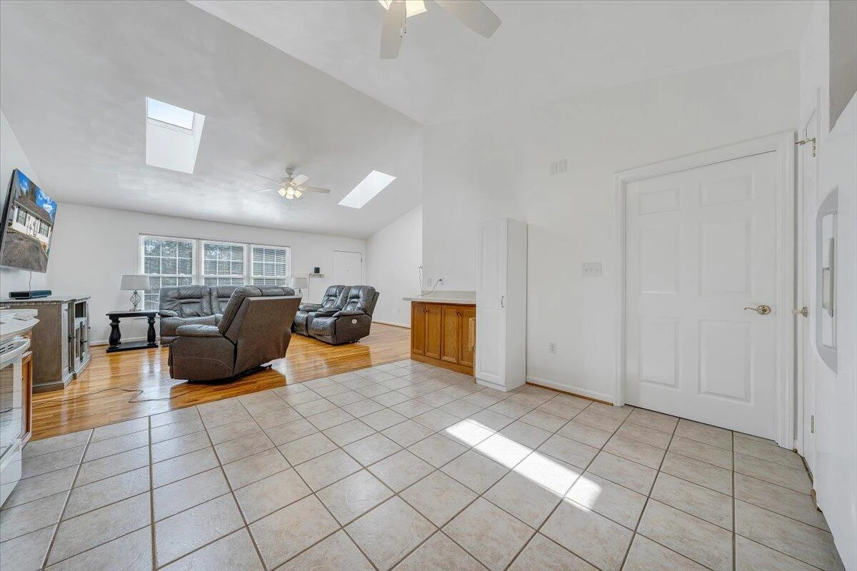 1146 Morehead AVE SE - Photo 4