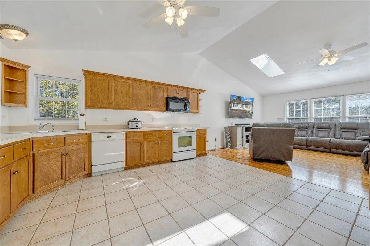 1146 Morehead AVE SE - Photo 5