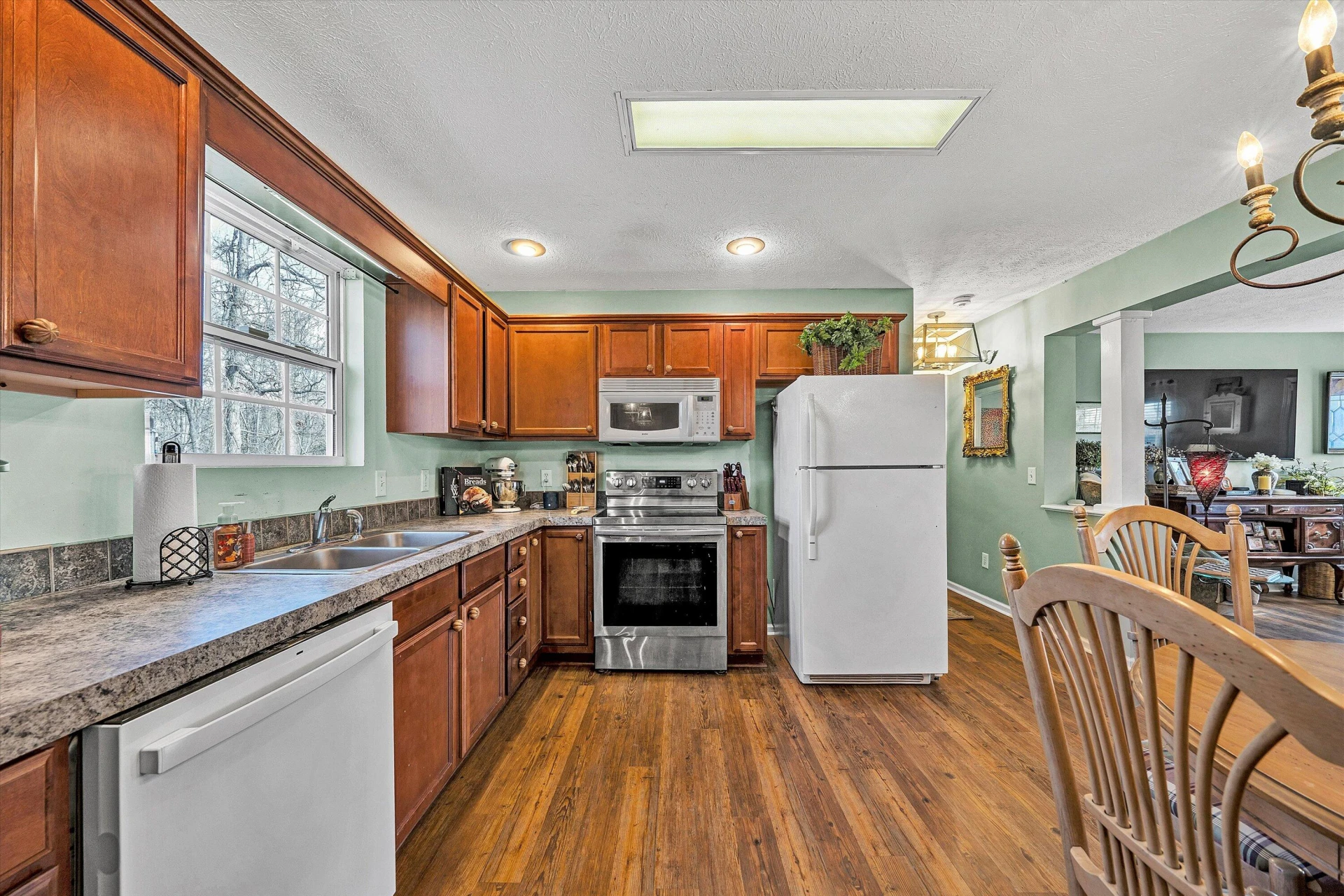350 LEANOR ST - Photo 9