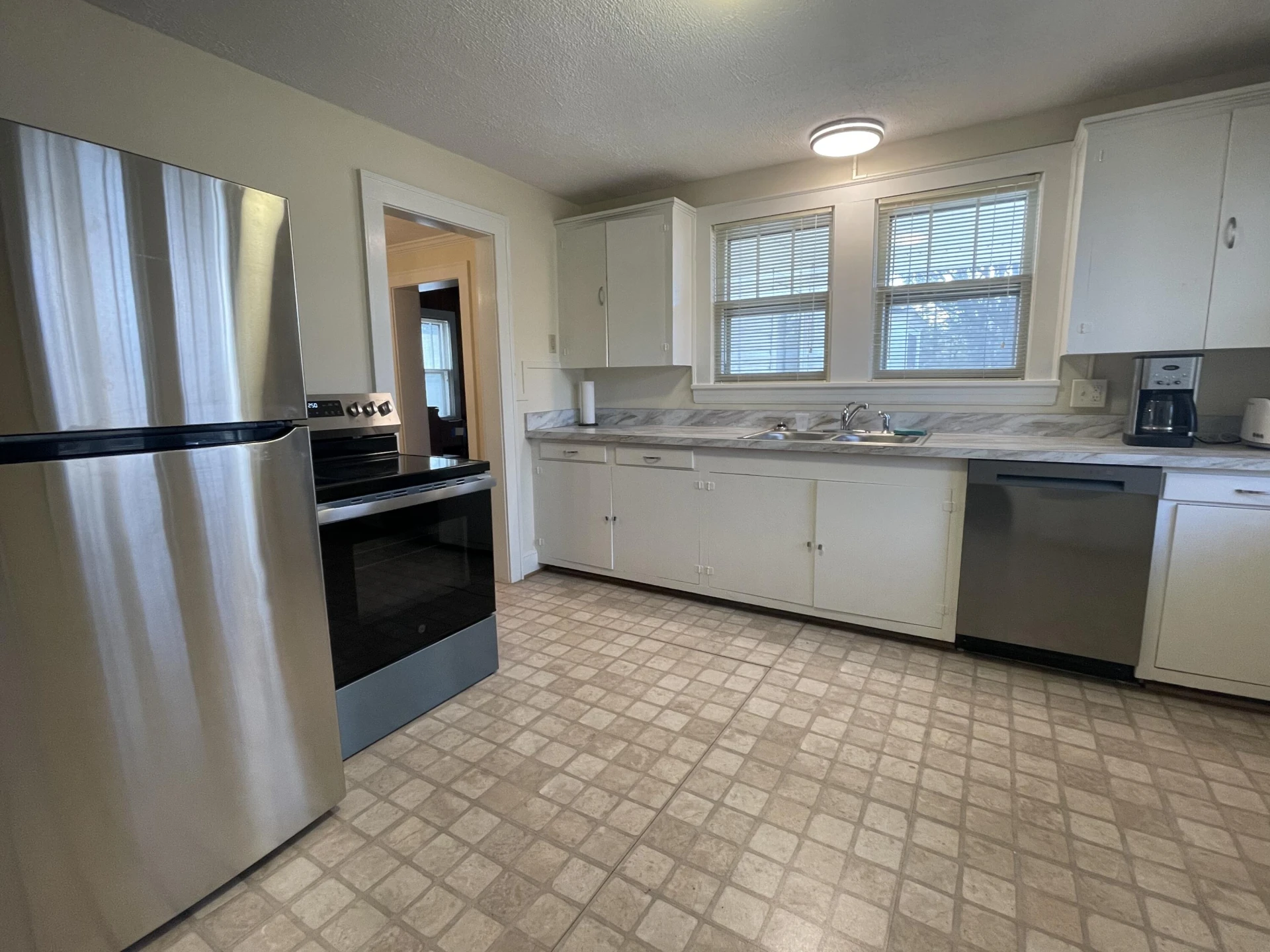 1008 Hampton AVE - Photo 13