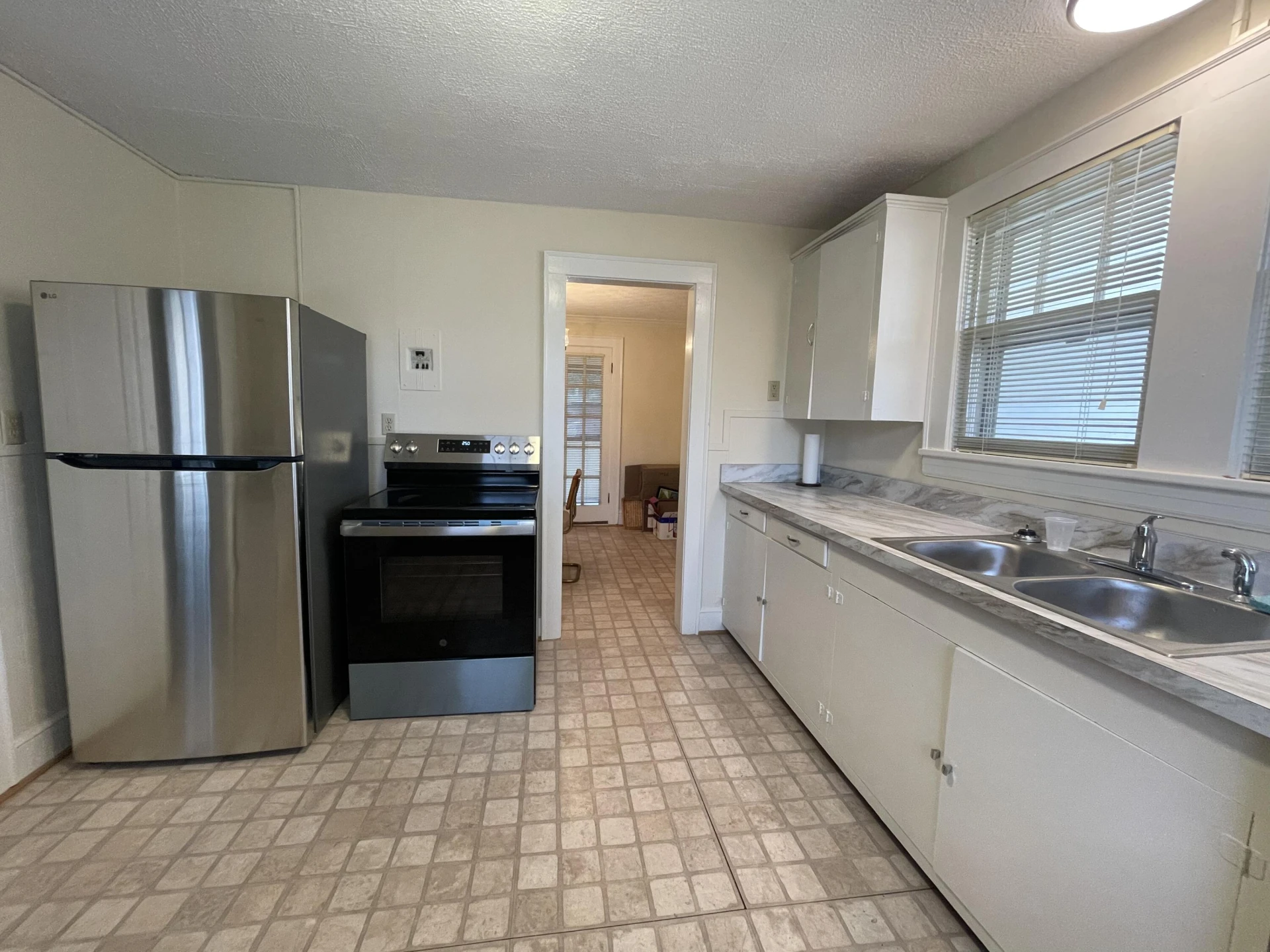 1008 Hampton AVE - Photo 14
