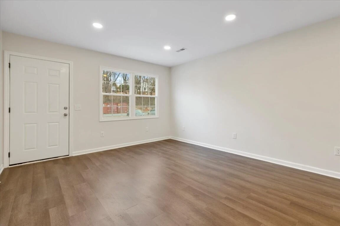138 Pierce AVE - Photo 6