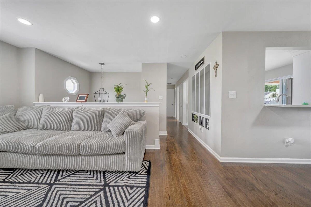 901 Samantha CIR - Photo 2