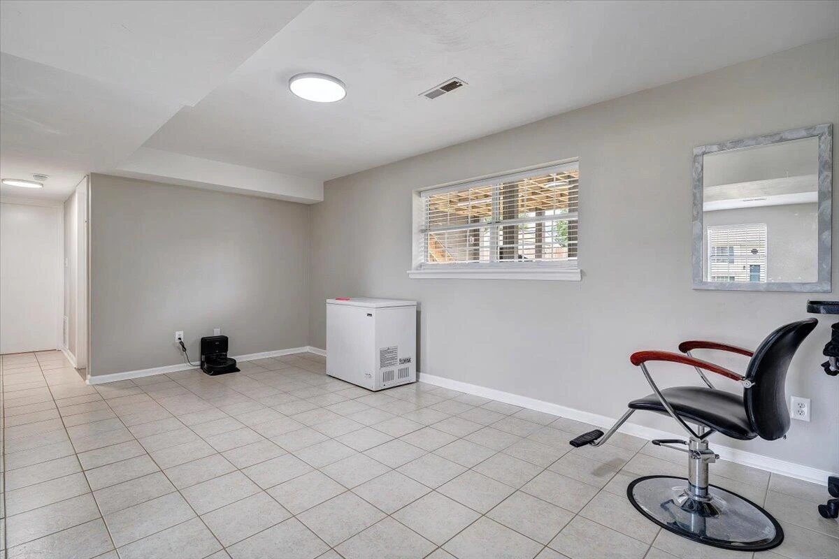 901 Samantha CIR - Photo 24