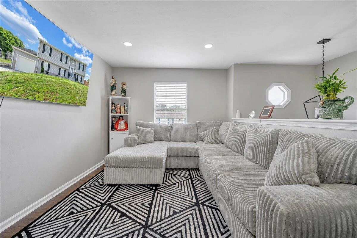 901 Samantha CIR - Photo 3