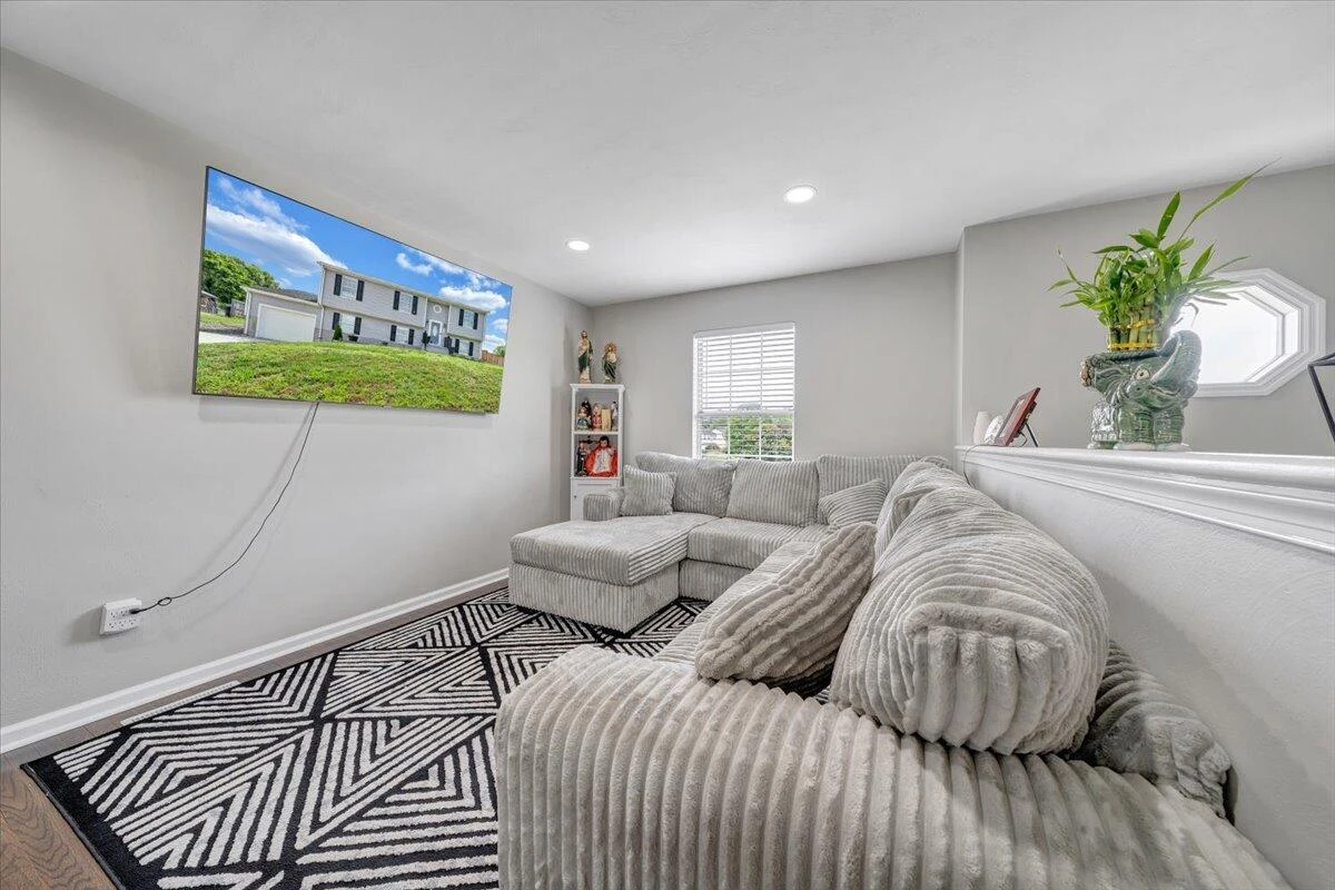 901 Samantha CIR - Photo 4