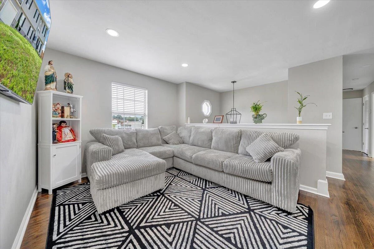 901 Samantha CIR - Photo 5