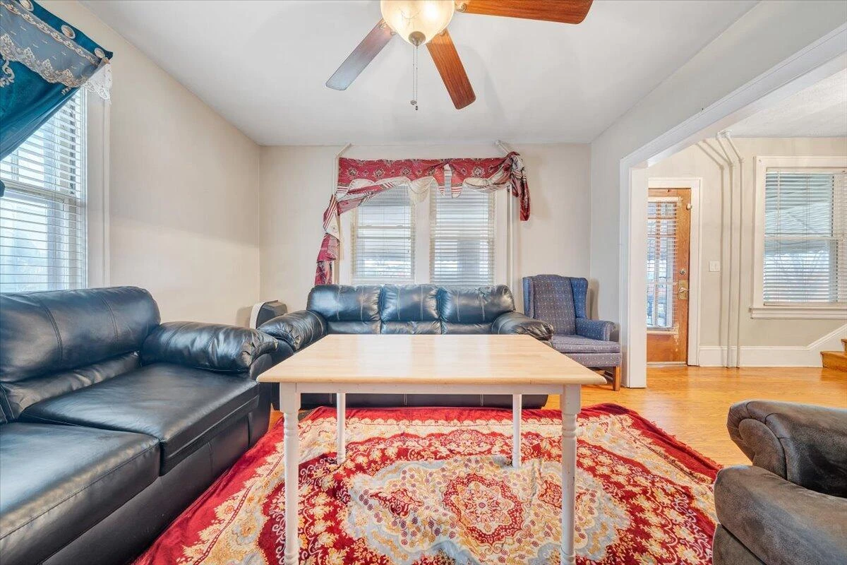 715 Highland AVE SE - Photo 10
