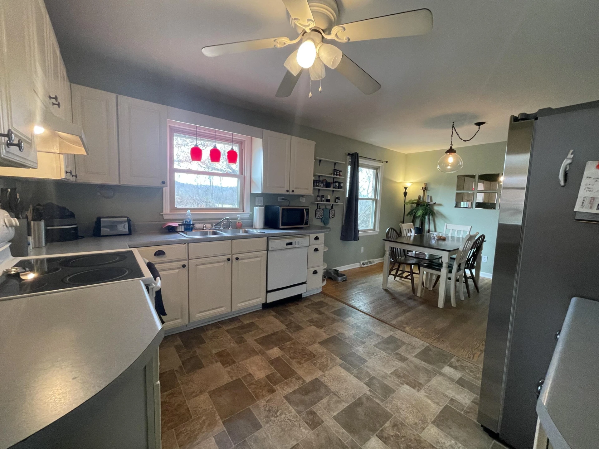 1124 Roundtree DR - Photo 2