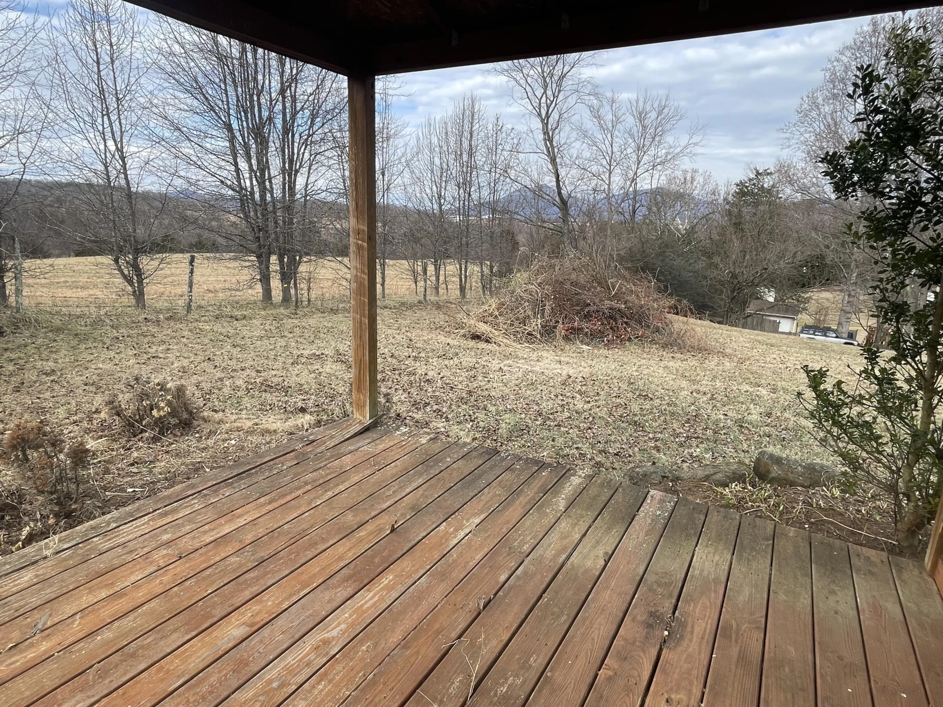 1124 Roundtree DR - Photo 4