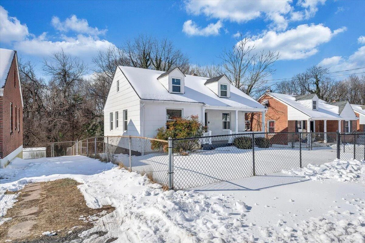 1036 Hunt AVE NW - Photo 3