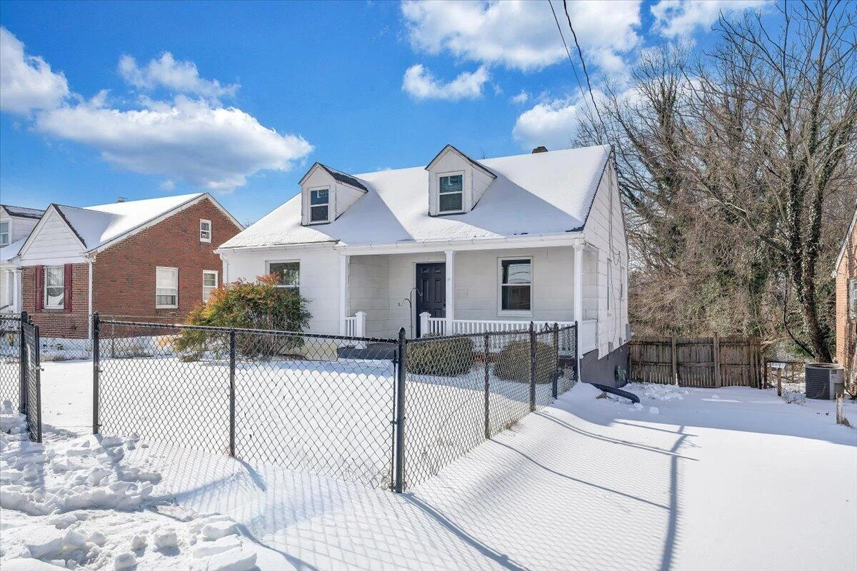 1036 Hunt AVE NW - Photo 4