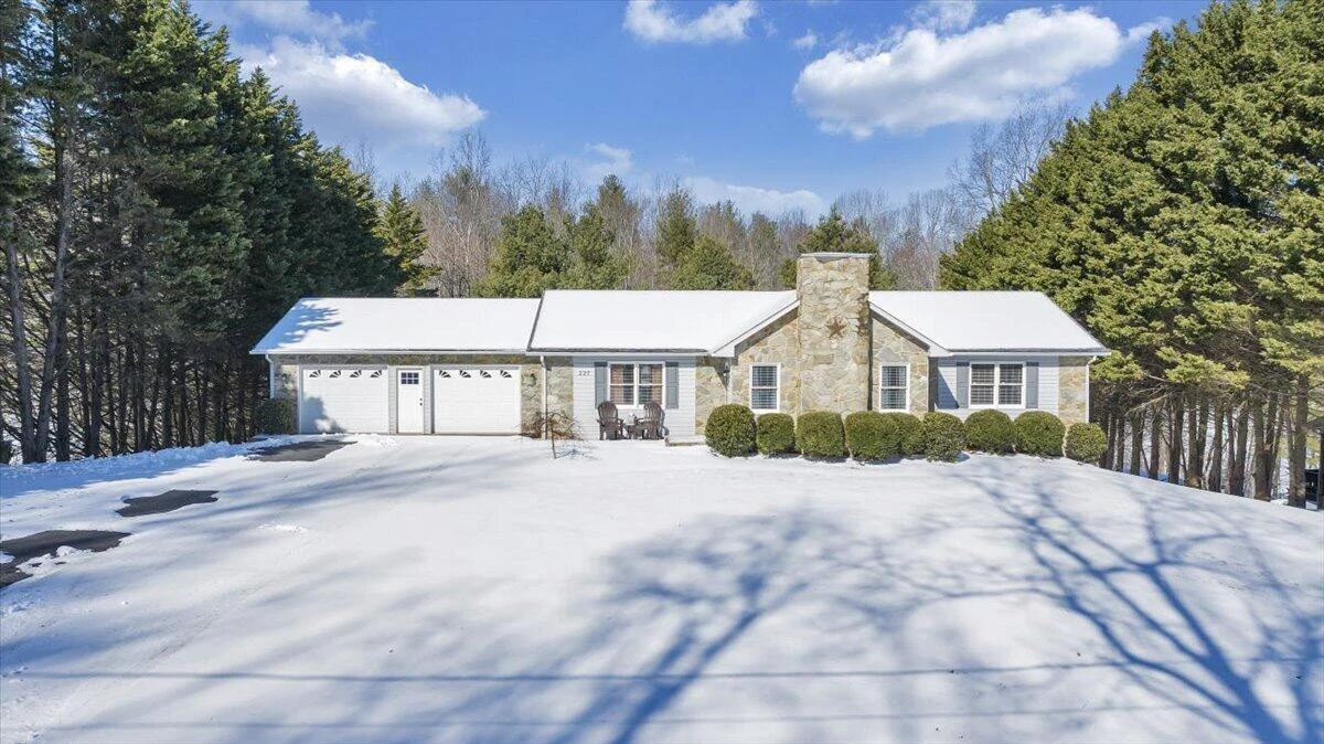 225 Dillard LN