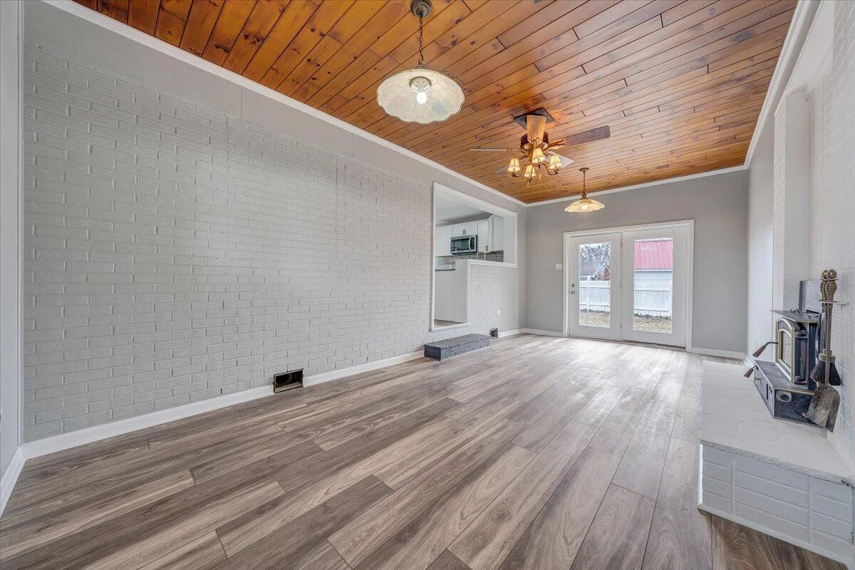 501 Lester AVE NE - Photo 16