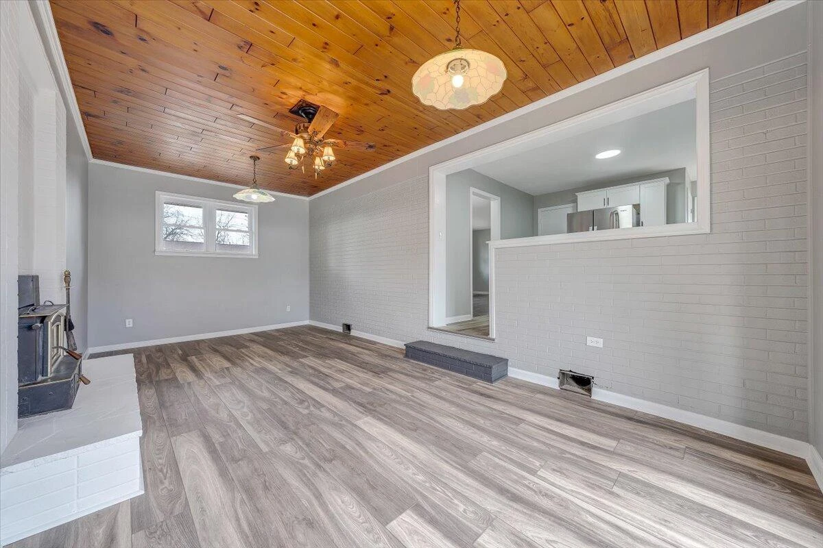 501 Lester AVE NE - Photo 17