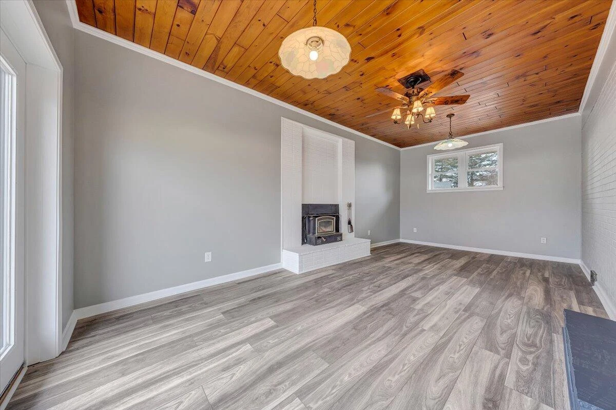 501 Lester AVE NE - Photo 18