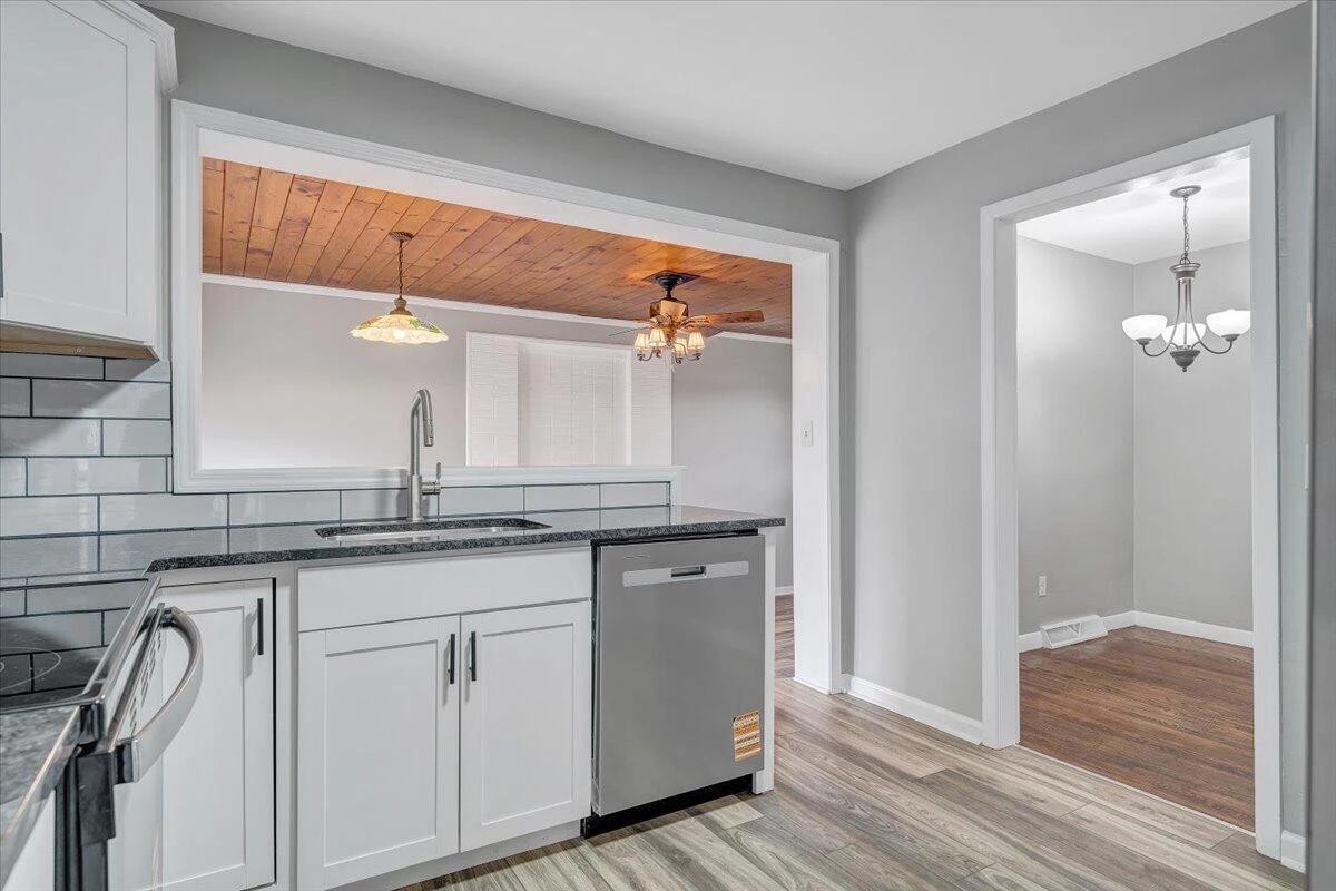 501 Lester AVE NE - Photo 19