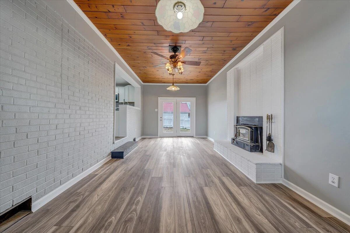 501 Lester AVE NE - Photo 20