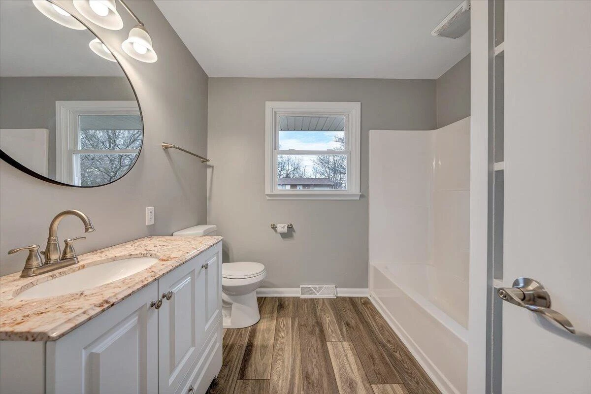 501 Lester AVE NE - Photo 24