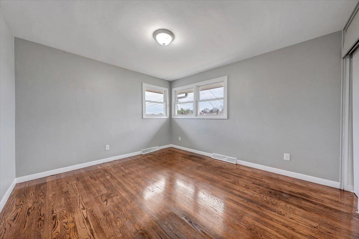 501 Lester AVE NE - Photo 25