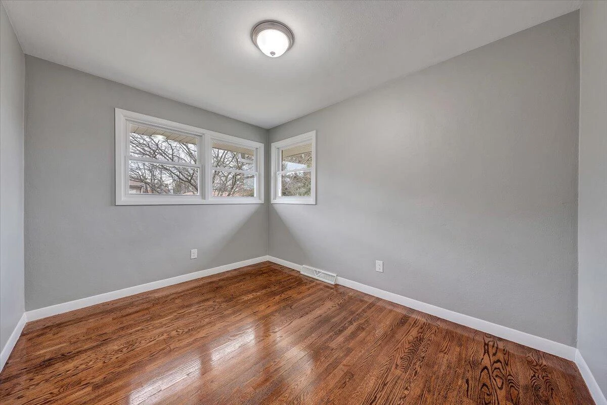 501 Lester AVE NE - Photo 27
