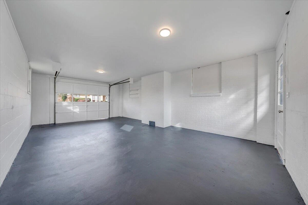 501 Lester AVE NE - Photo 29