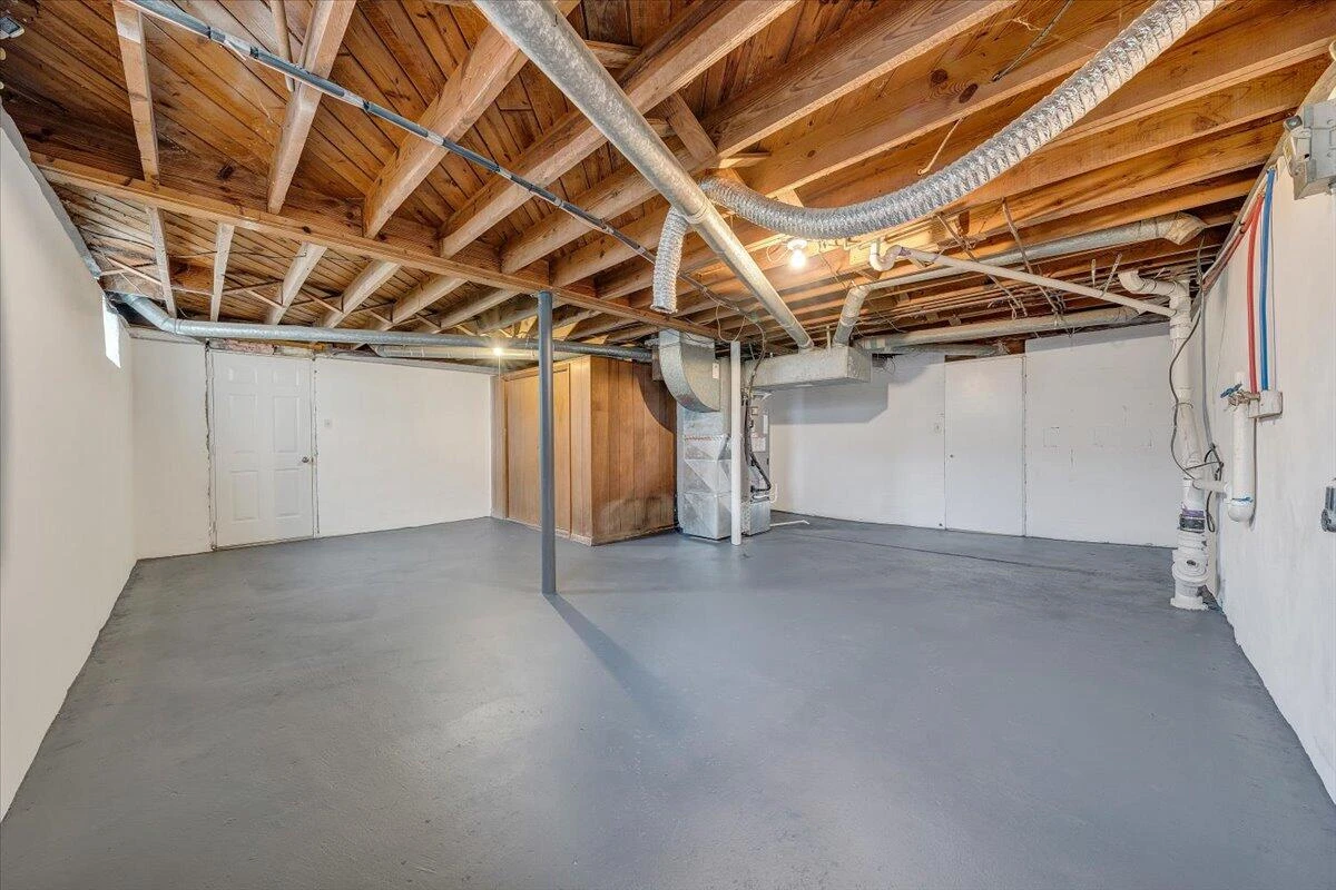 501 Lester AVE NE - Photo 36