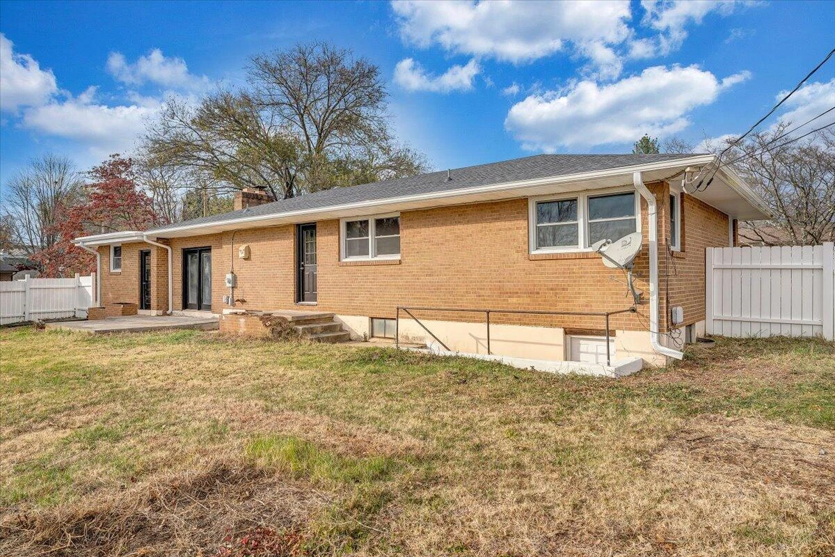 501 Lester AVE NE - Photo 39
