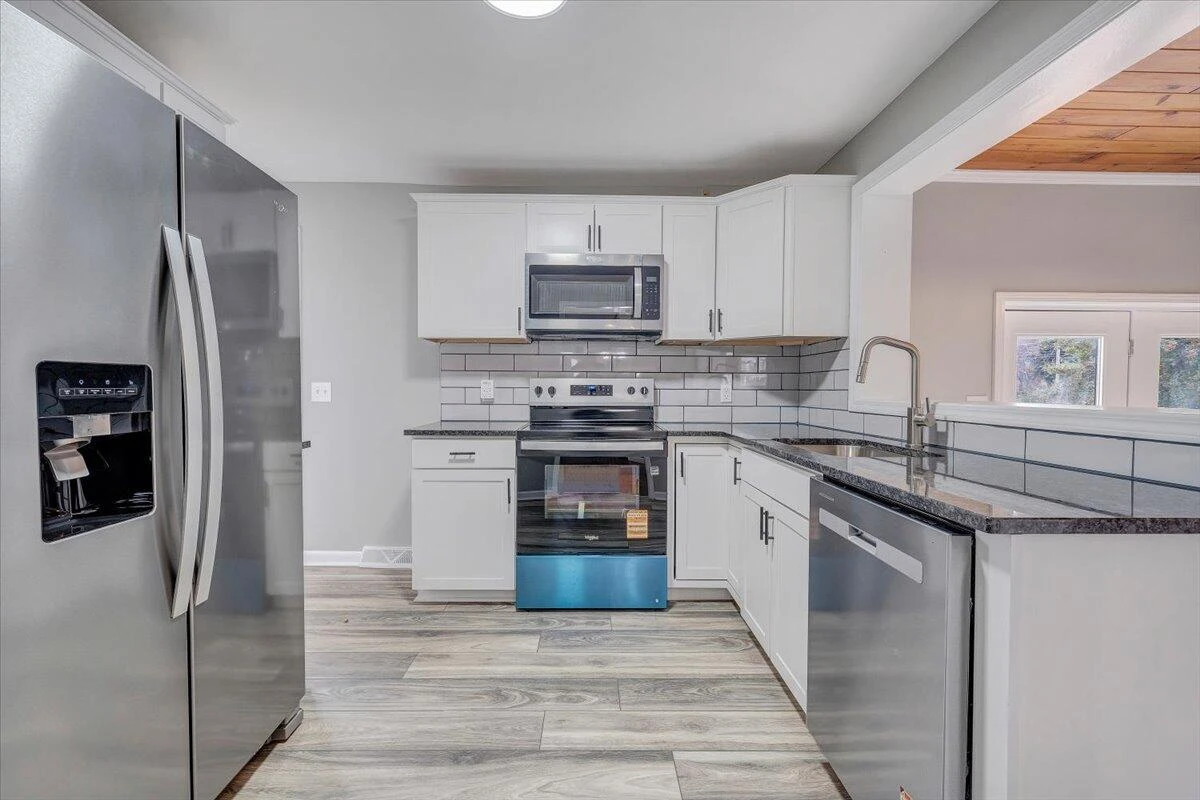 501 Lester AVE NE - Photo 9