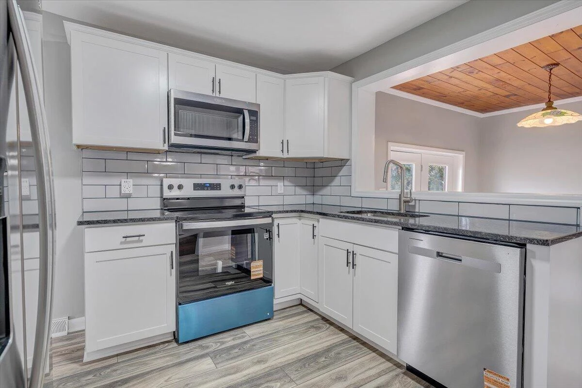 501 Lester AVE NE - Photo 10