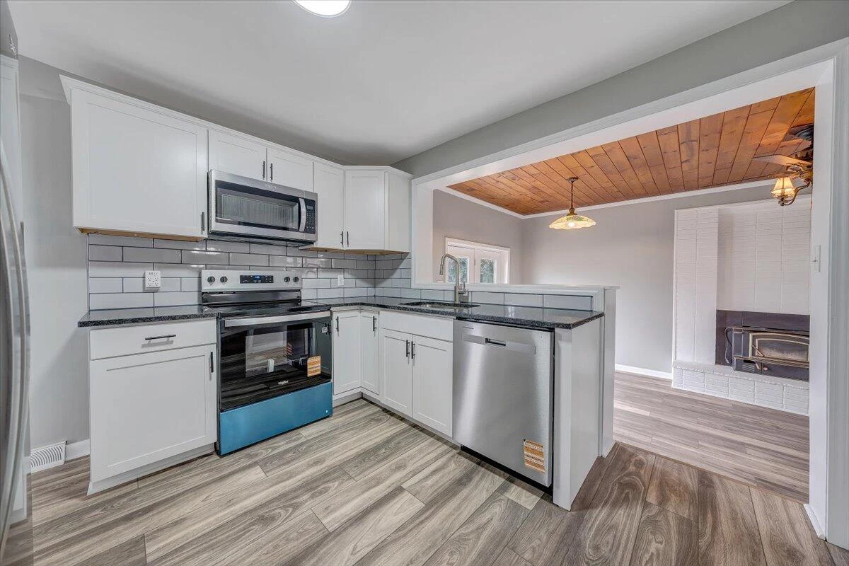 501 Lester AVE NE - Photo 11