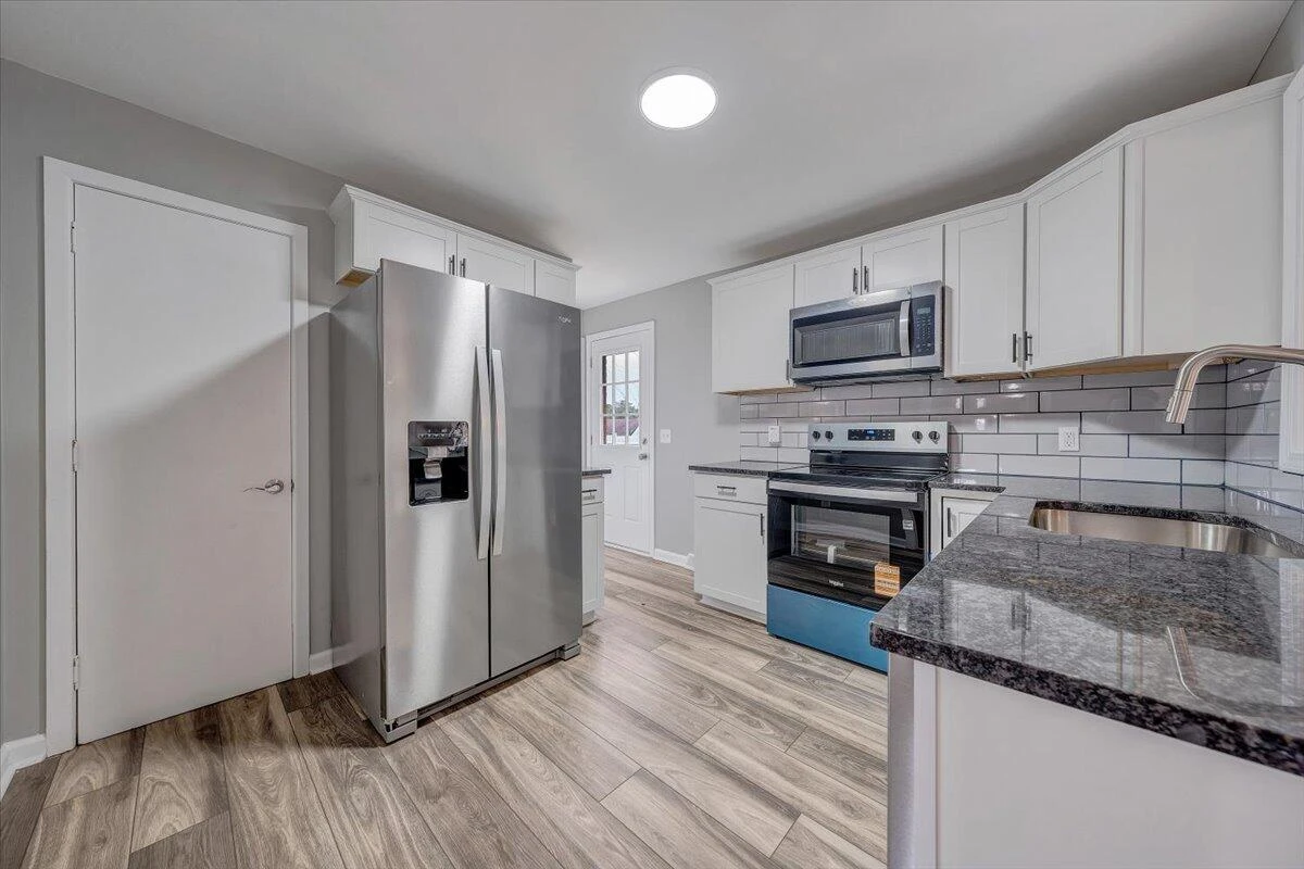 501 Lester AVE NE - Photo 12