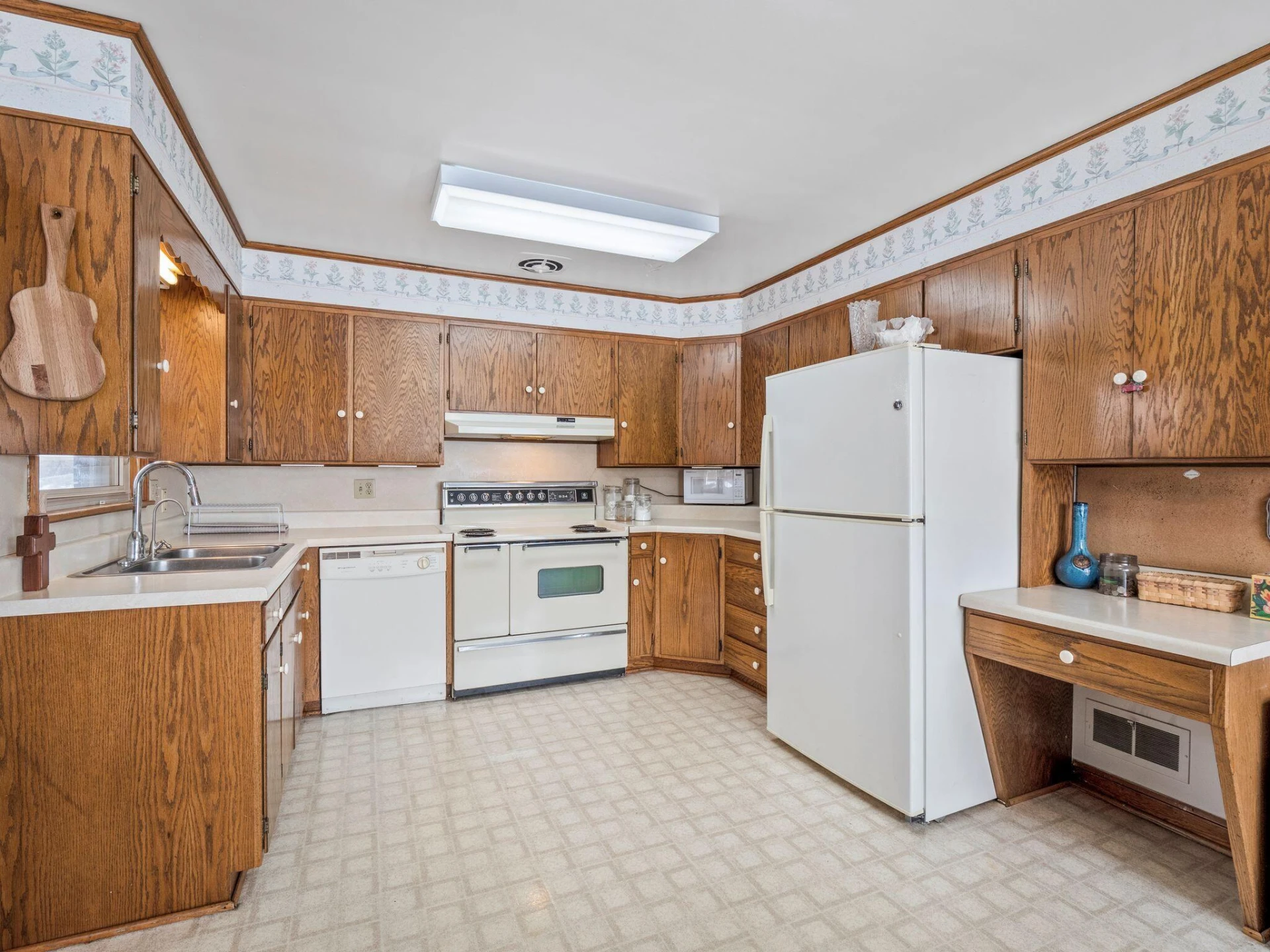 1025 Fisher AVE - Photo 7