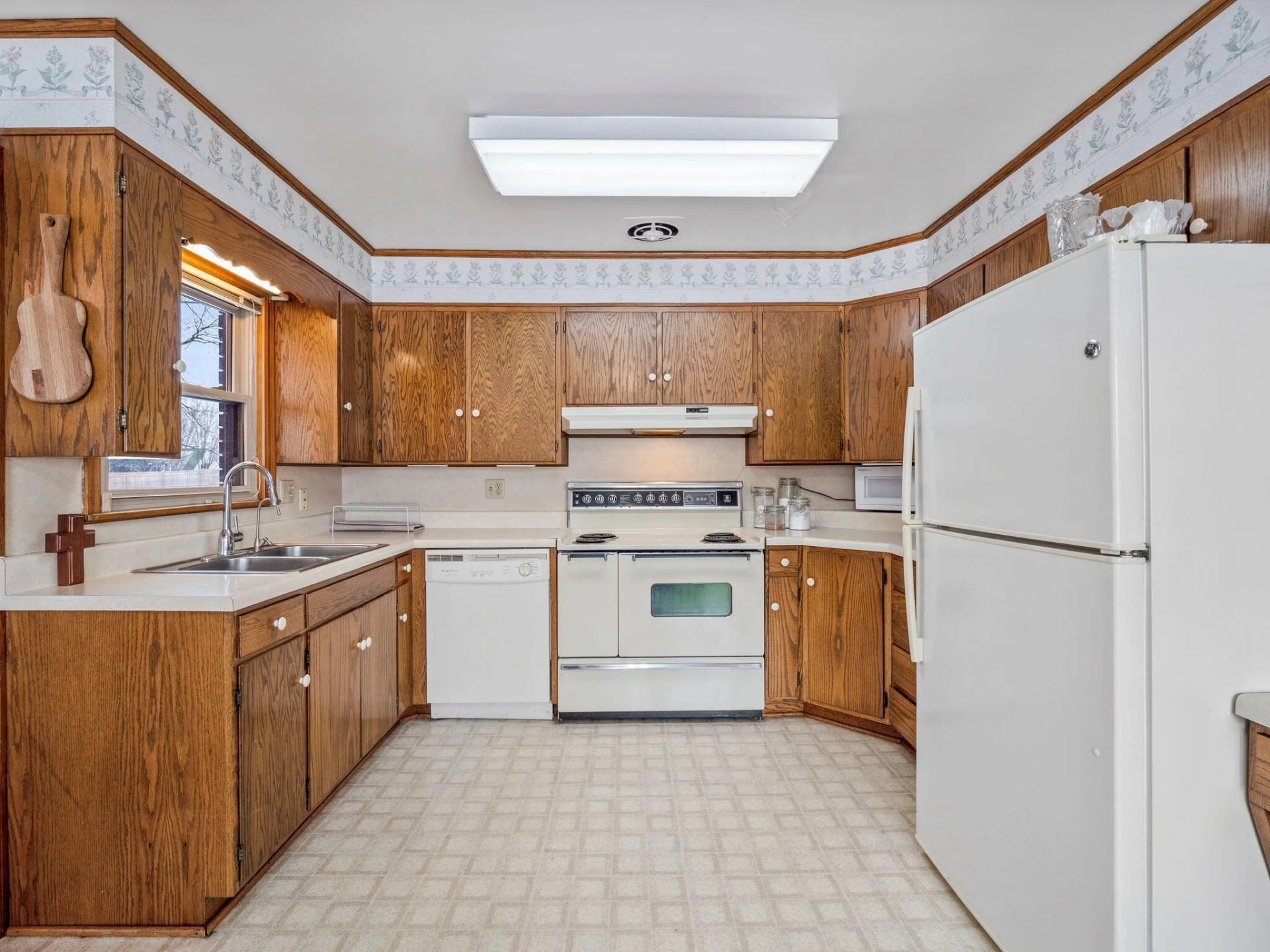 1025 Fisher AVE - Photo 8