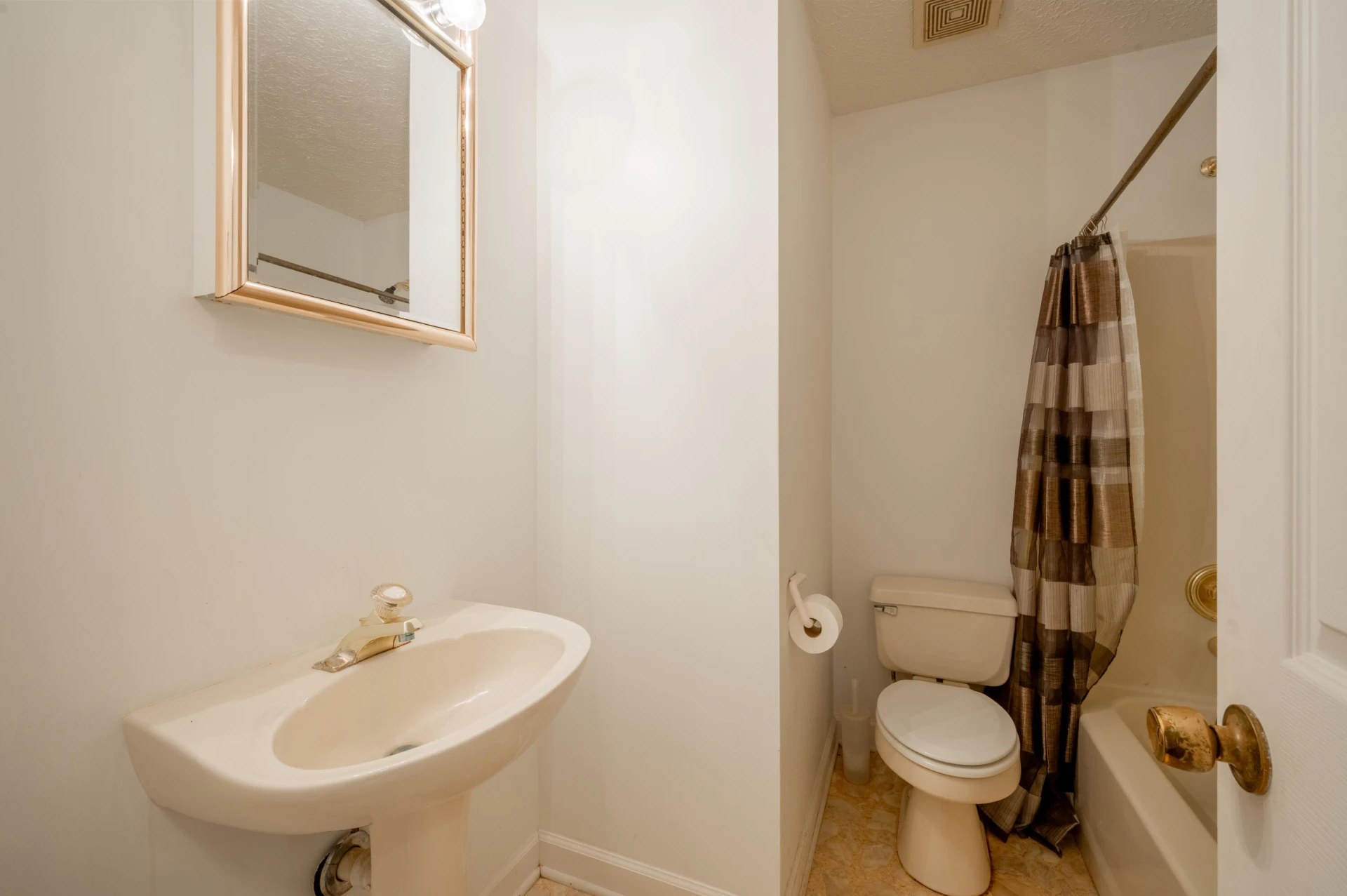 604 Surrey DR - Photo 22