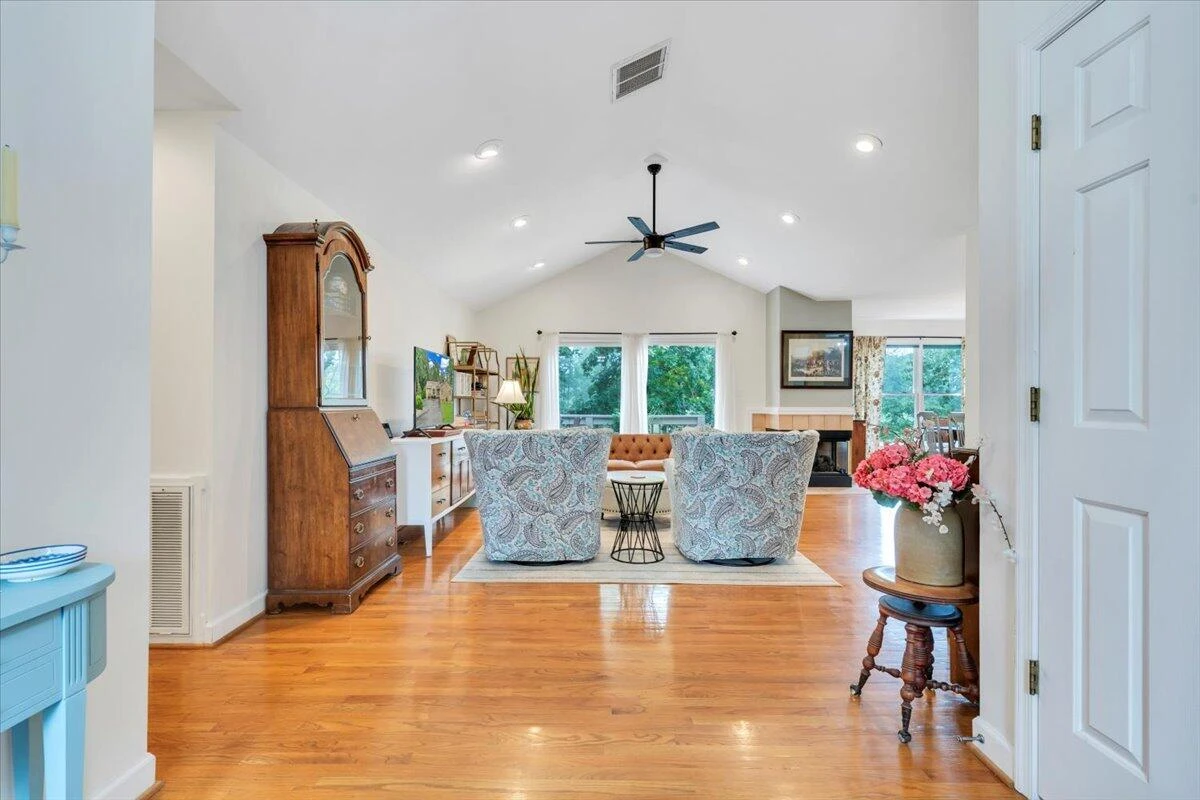 1037 Whitetail DR - Photo 4