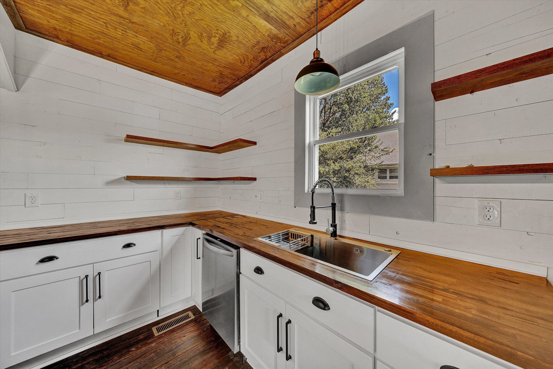 402 7th ST - Photo 10