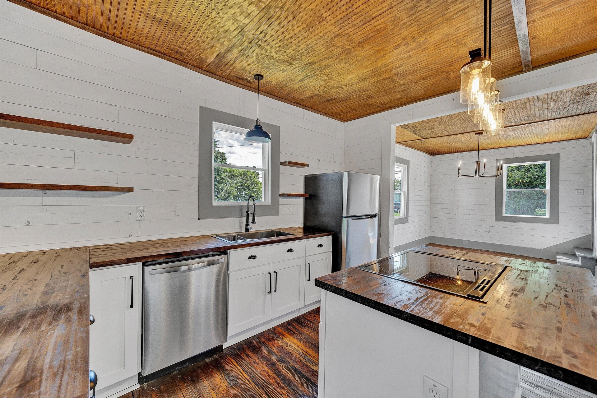 402 7th ST - Photo 8