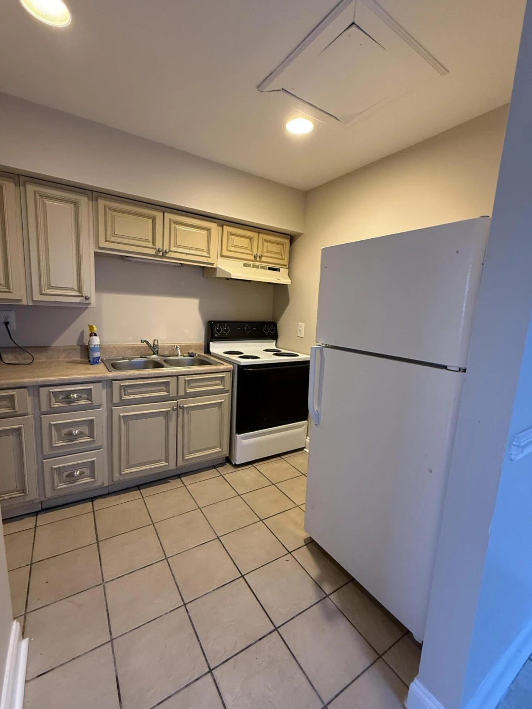 1608 Eastern AVE NE - Photo 4